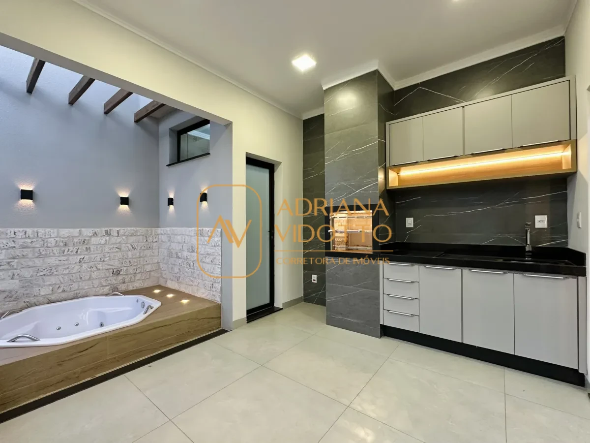 Imagem de CASA A VENDA VILLAGE DAMHA III COM 3 SUÍTES, ESCRITÓRIO E ÁREA GOURMET COM JACUZZI