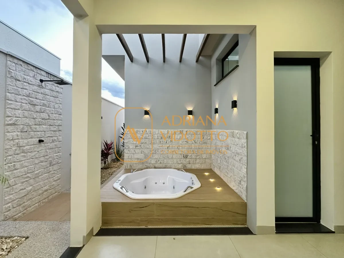 Imagem de CASA A VENDA VILLAGE DAMHA III COM 3 SUÍTES, ESCRITÓRIO E ÁREA GOURMET COM JACUZZI