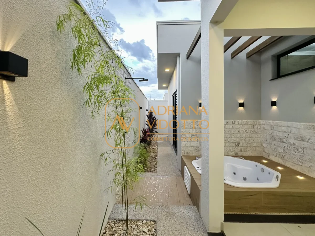 Imagem de CASA A VENDA VILLAGE DAMHA III COM 3 SUÍTES, ESCRITÓRIO E ÁREA GOURMET COM JACUZZI