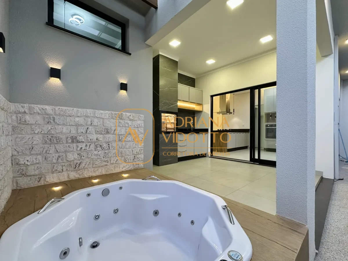 Imagem de CASA A VENDA VILLAGE DAMHA III COM 3 SUÍTES, ESCRITÓRIO E ÁREA GOURMET COM JACUZZI