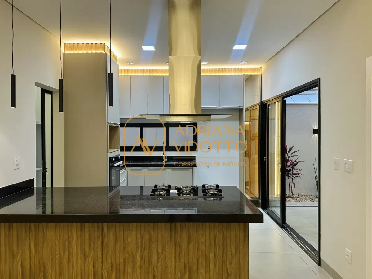 Imagem de CASA A VENDA VILLAGE DAMHA III COM 3 SUÍTES, ESCRITÓRIO E ÁREA GOURMET COM JACUZZI