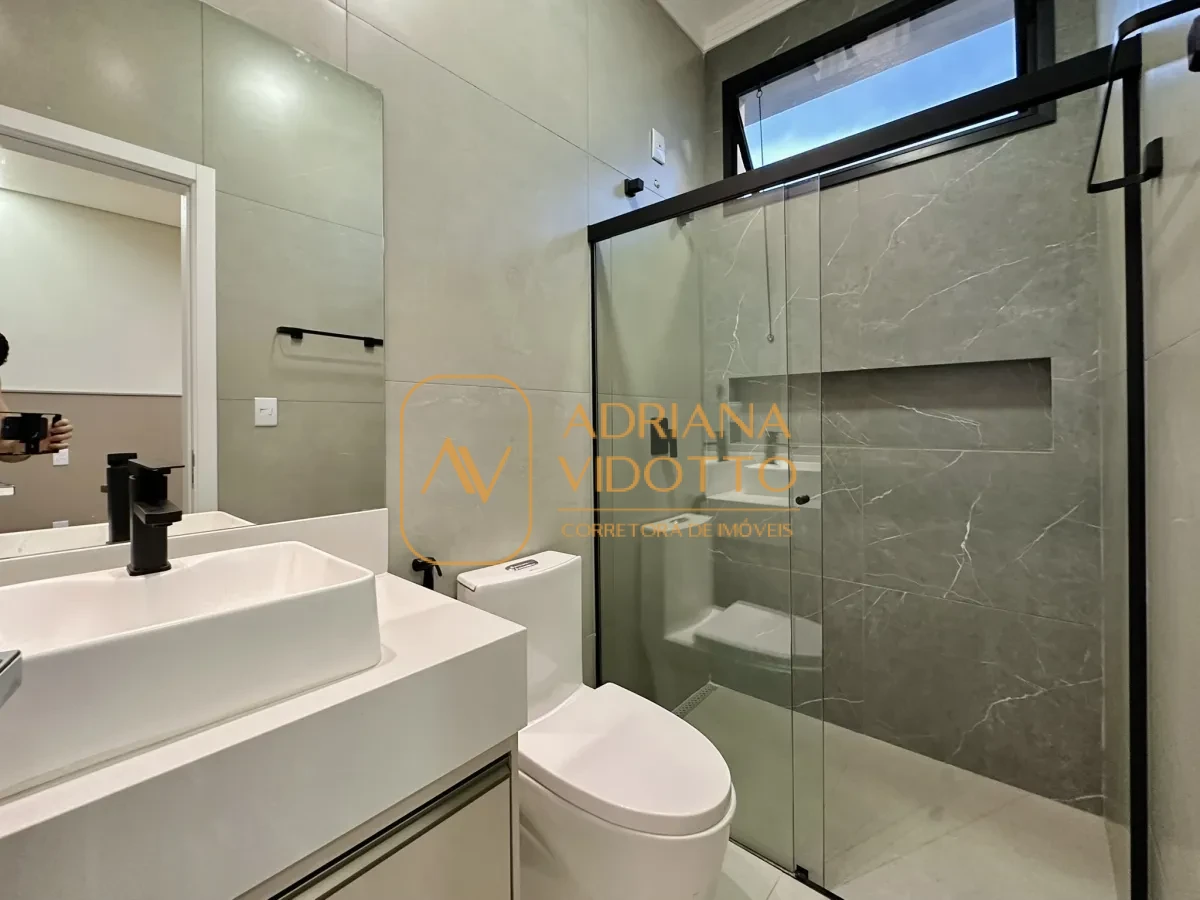 Imagem de CASA A VENDA VILLAGE DAMHA III COM 3 SUÍTES, ESCRITÓRIO E ÁREA GOURMET COM JACUZZI