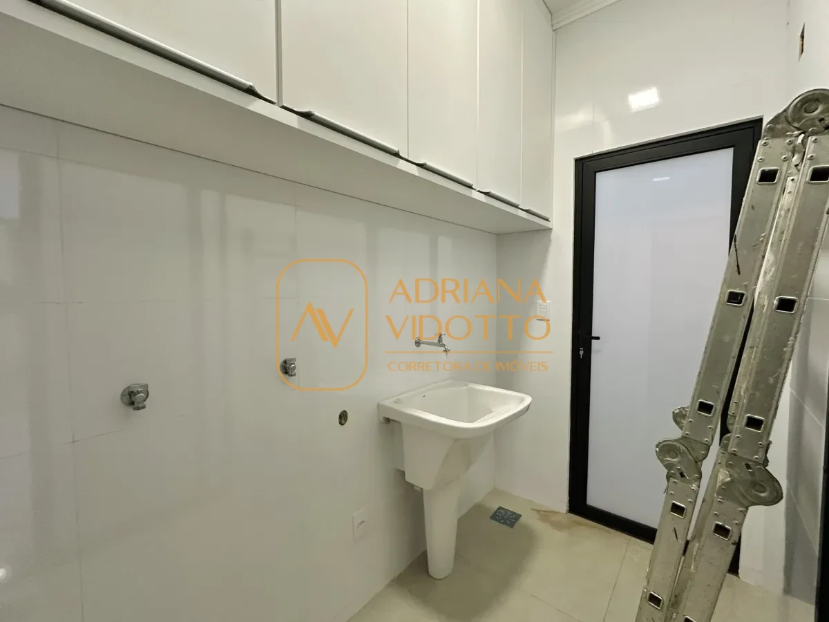 Imagem de CASA A VENDA VILLAGE DAMHA III COM 3 SUÍTES, ESCRITÓRIO E ÁREA GOURMET COM JACUZZI