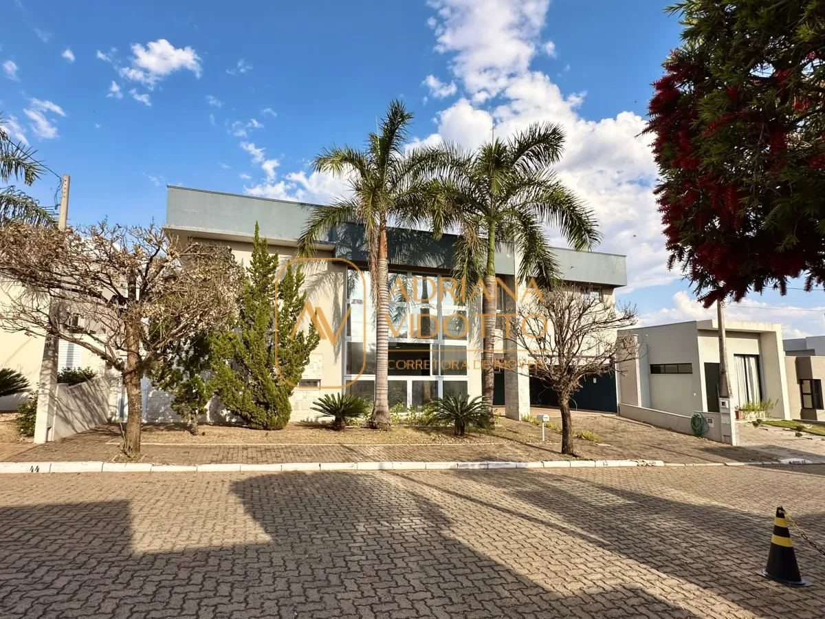 Imagem de IMÓVEL DE ALTO PADRÃO EM CONDOMÍNIO COM 4 SUÍTES, PISCINA, SALA DE JOGOS COM JACUZZI E CINEMA.