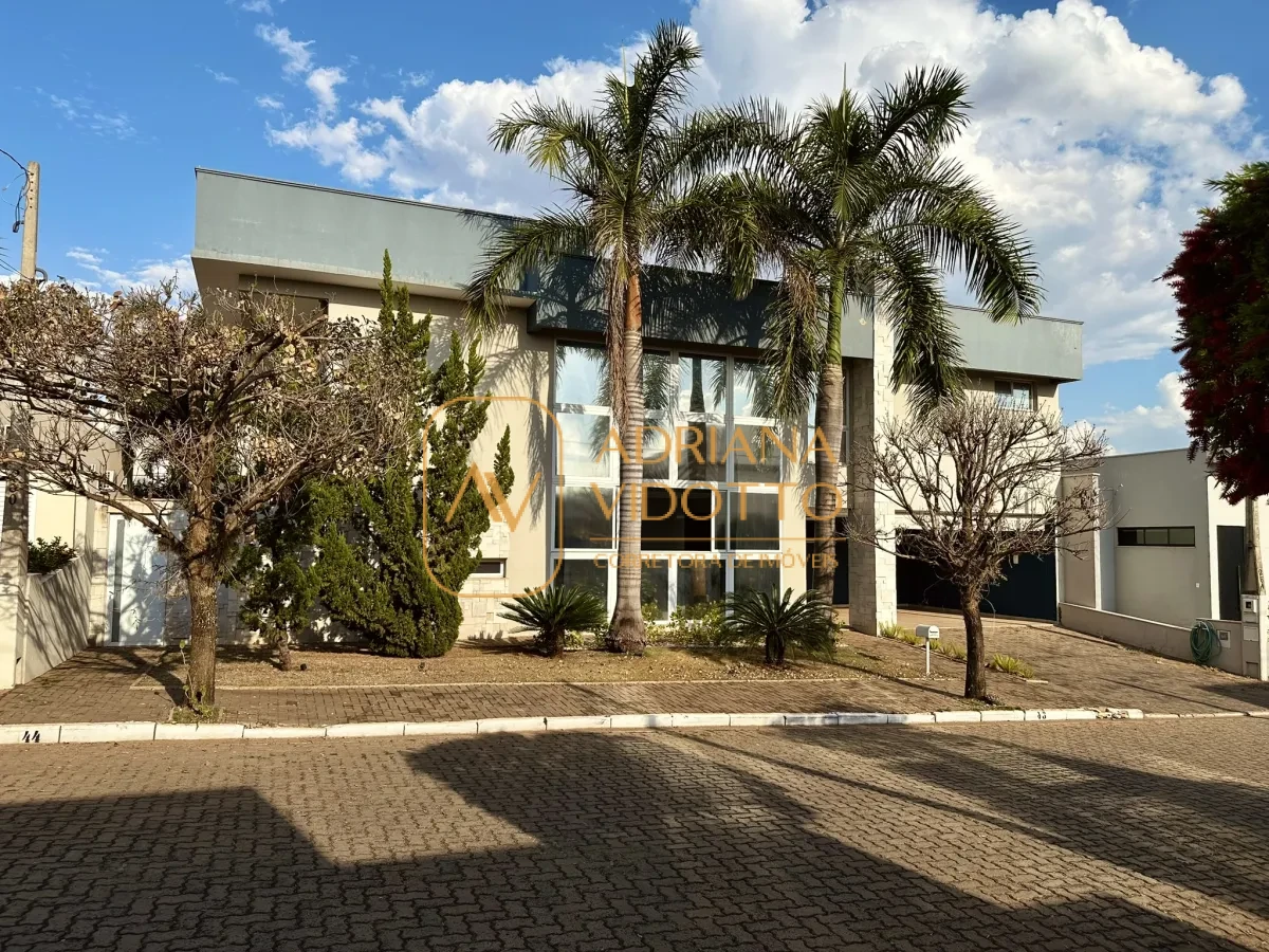 Imagem de IMÓVEL DE ALTO PADRÃO EM CONDOMÍNIO COM 4 SUÍTES, PISCINA, SALA DE JOGOS COM JACUZZI E CINEMA.