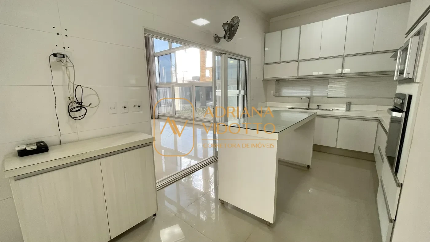 Imagem de IMÓVEL DE ALTO PADRÃO EM CONDOMÍNIO COM 4 SUÍTES, PISCINA, SALA DE JOGOS COM JACUZZI E CINEMA.