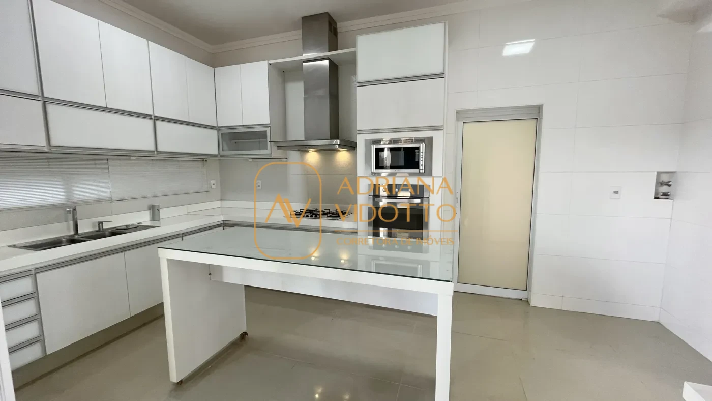 Imagem de IMÓVEL DE ALTO PADRÃO EM CONDOMÍNIO COM 4 SUÍTES, PISCINA, SALA DE JOGOS COM JACUZZI E CINEMA.