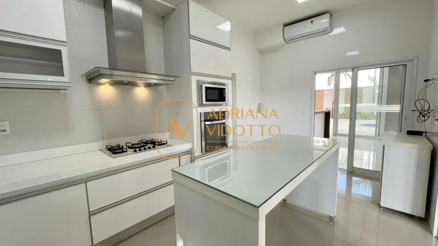 Imagem de IMÓVEL DE ALTO PADRÃO EM CONDOMÍNIO COM 4 SUÍTES, PISCINA, SALA DE JOGOS COM JACUZZI E CINEMA.