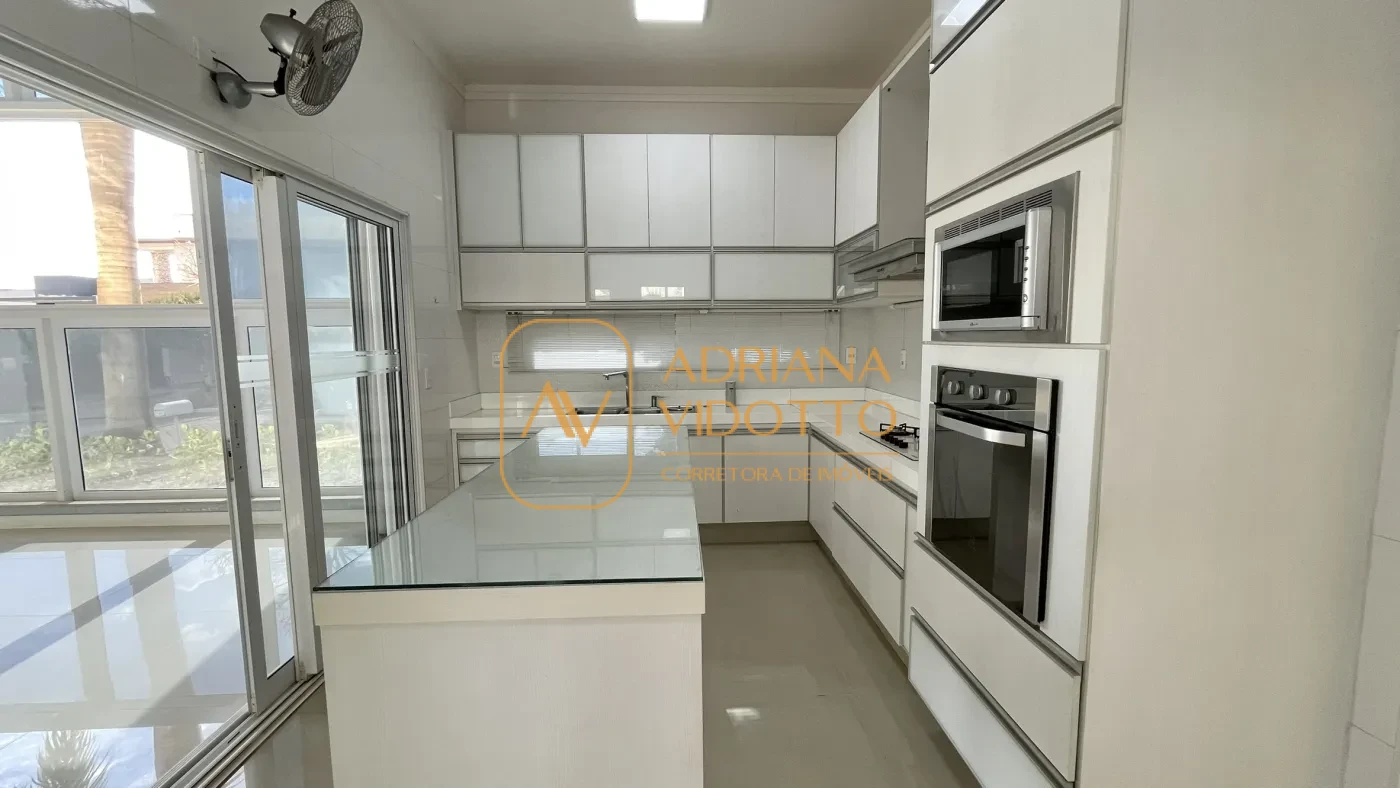 Imagem de IMÓVEL DE ALTO PADRÃO EM CONDOMÍNIO COM 4 SUÍTES, PISCINA, SALA DE JOGOS COM JACUZZI E CINEMA.