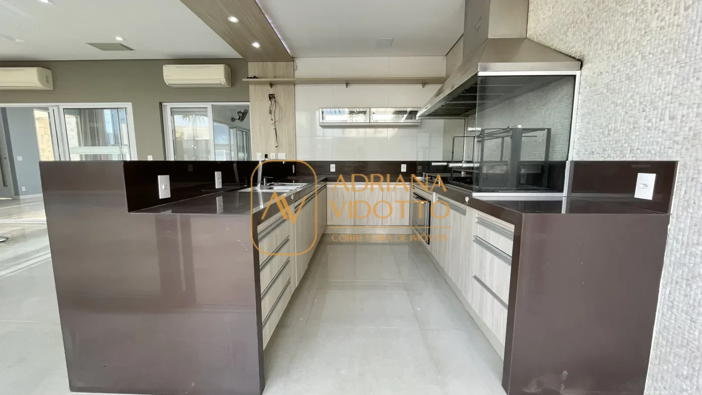 Imagem de IMÓVEL DE ALTO PADRÃO EM CONDOMÍNIO COM 4 SUÍTES, PISCINA, SALA DE JOGOS COM JACUZZI E CINEMA.