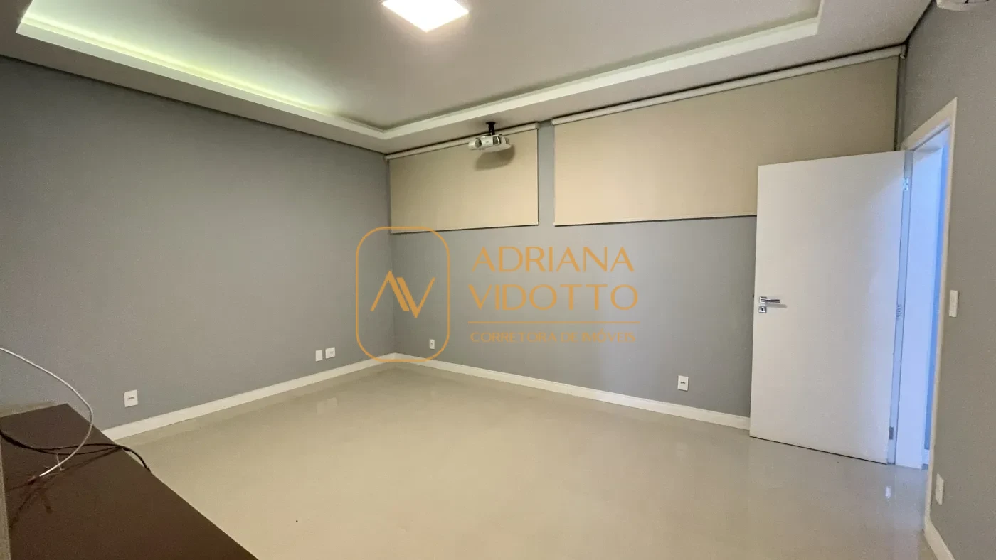 Imagem de IMÓVEL DE ALTO PADRÃO EM CONDOMÍNIO COM 4 SUÍTES, PISCINA, SALA DE JOGOS COM JACUZZI E CINEMA.