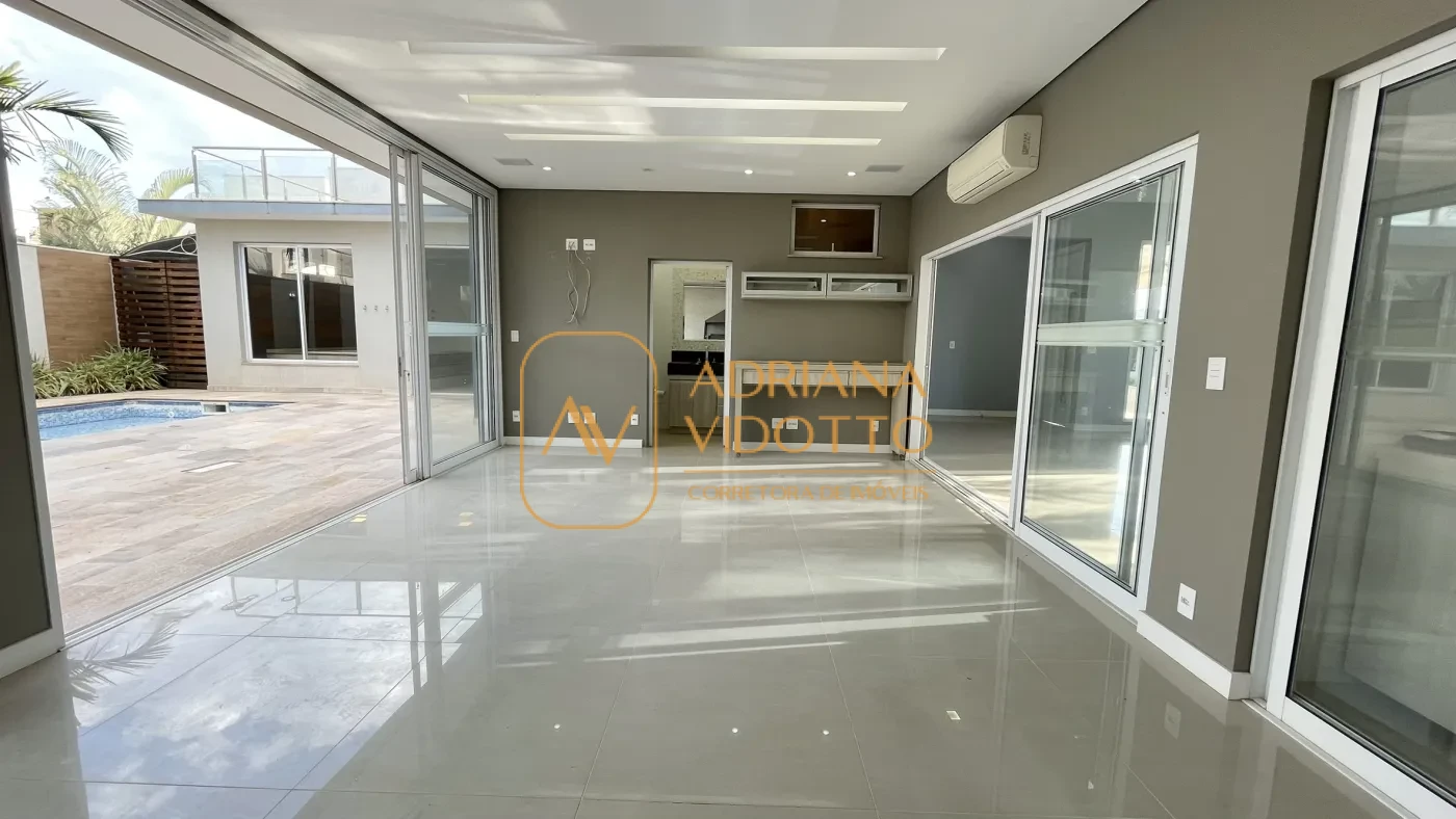 Imagem de IMÓVEL DE ALTO PADRÃO EM CONDOMÍNIO COM 4 SUÍTES, PISCINA, SALA DE JOGOS COM JACUZZI E CINEMA.