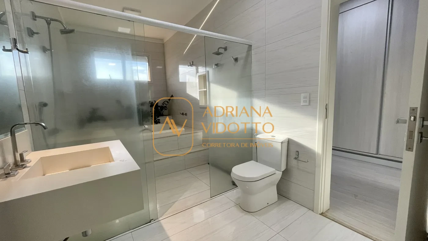 Imagem de IMÓVEL DE ALTO PADRÃO EM CONDOMÍNIO COM 4 SUÍTES, PISCINA, SALA DE JOGOS COM JACUZZI E CINEMA.