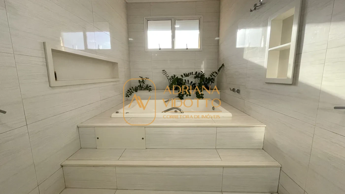 Imagem de IMÓVEL DE ALTO PADRÃO EM CONDOMÍNIO COM 4 SUÍTES, PISCINA, SALA DE JOGOS COM JACUZZI E CINEMA.