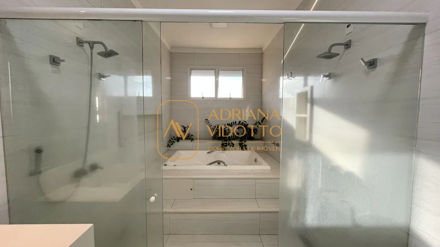 Imagem de IMÓVEL DE ALTO PADRÃO EM CONDOMÍNIO COM 4 SUÍTES, PISCINA, SALA DE JOGOS COM JACUZZI E CINEMA.