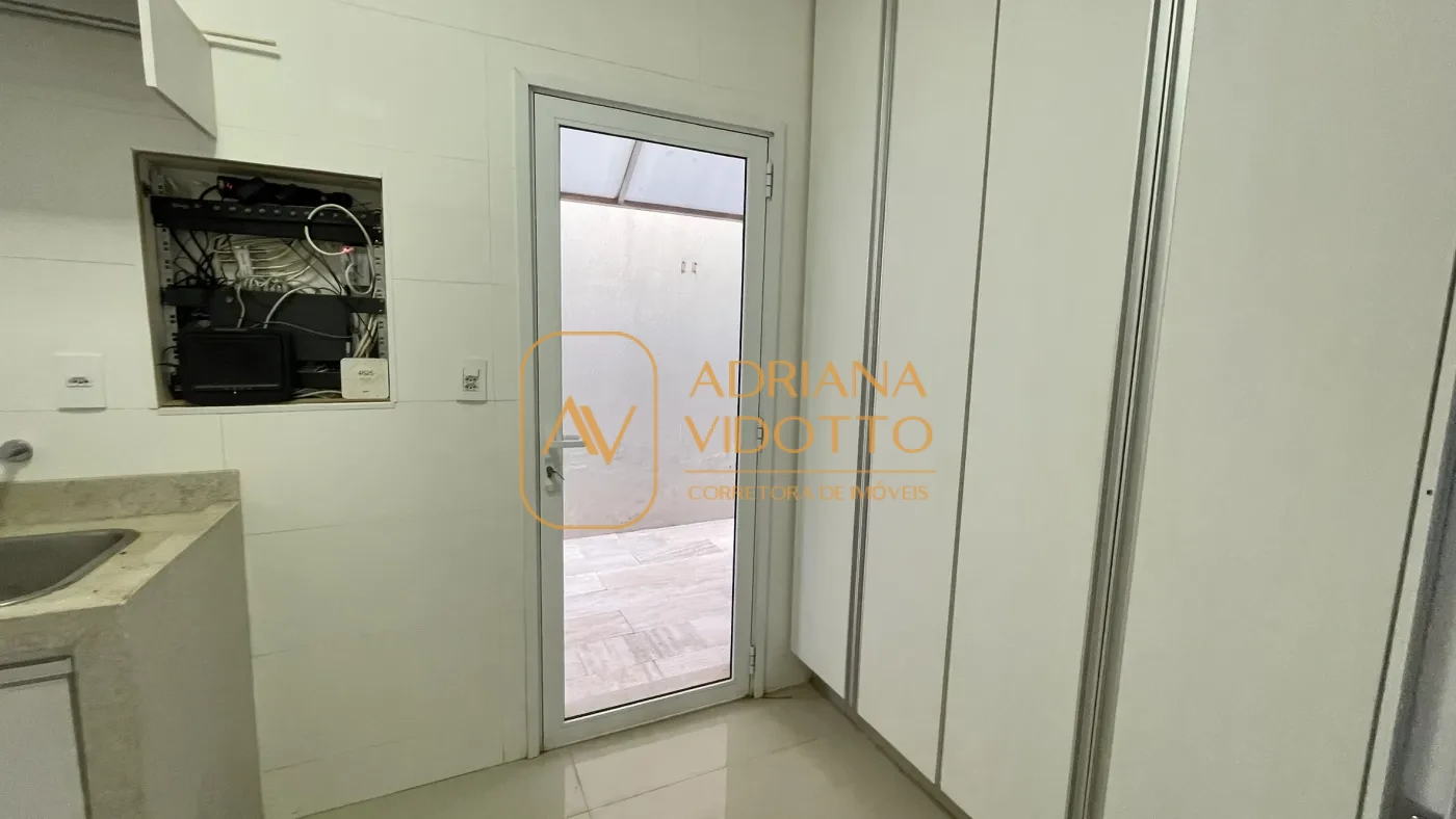 Imagem de IMÓVEL DE ALTO PADRÃO EM CONDOMÍNIO COM 4 SUÍTES, PISCINA, SALA DE JOGOS COM JACUZZI E CINEMA.