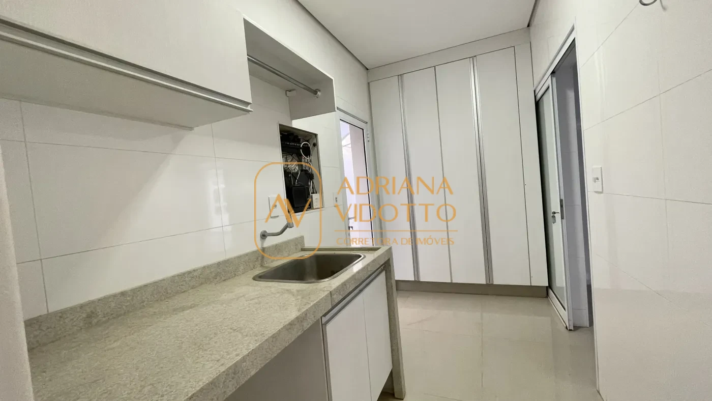 Imagem de IMÓVEL DE ALTO PADRÃO EM CONDOMÍNIO COM 4 SUÍTES, PISCINA, SALA DE JOGOS COM JACUZZI E CINEMA.