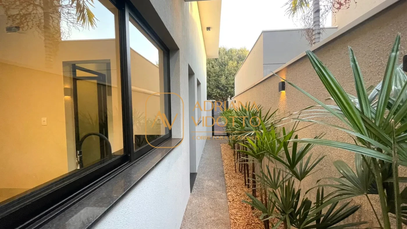 Imagem de CASA ALTO PADRÃO EM CONDOMÍNIO COM 3 SUÍTES, PISCINA E ESCRITÓRIO