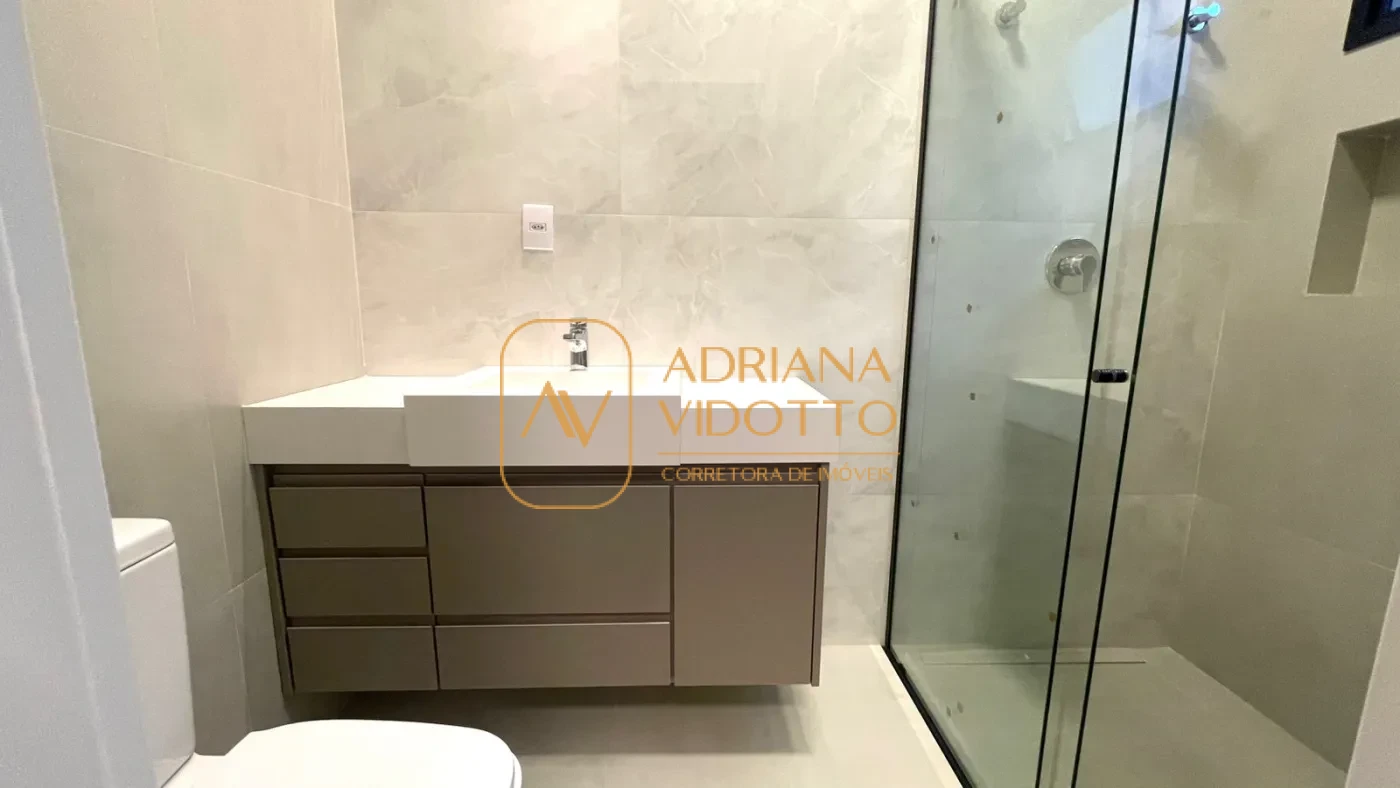 Imagem de CASA ALTO PADRÃO EM CONDOMÍNIO COM 3 SUÍTES, PISCINA E ESCRITÓRIO