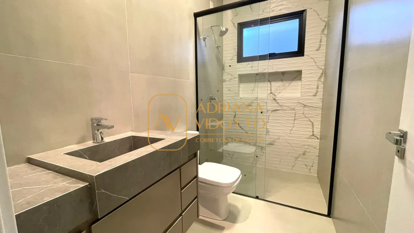 Imagem de CASA ALTO PADRÃO EM CONDOMÍNIO COM 3 SUÍTES, PISCINA E ESCRITÓRIO