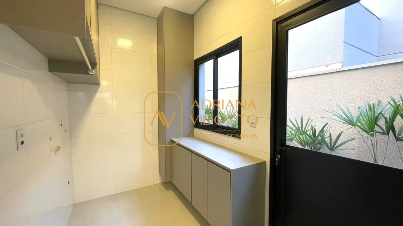 Imagem de CASA ALTO PADRÃO EM CONDOMÍNIO COM 3 SUÍTES, PISCINA E ESCRITÓRIO