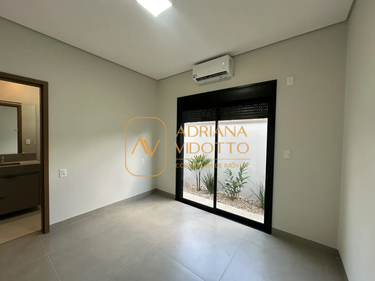 Imagem de Residência de Alto Padrão no Condomínio Quinta dos Tipuanas com 3 suítes, piscina e garagem para 3 carros coberta.