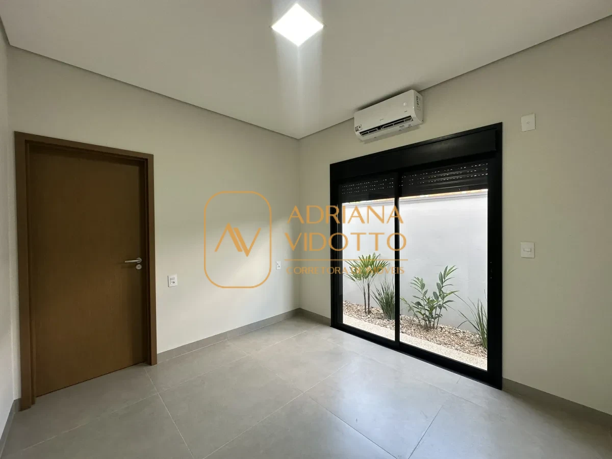 Imagem de Residência de Alto Padrão no Condomínio Quinta dos Tipuanas com 3 suítes, piscina e garagem para 3 carros coberta.