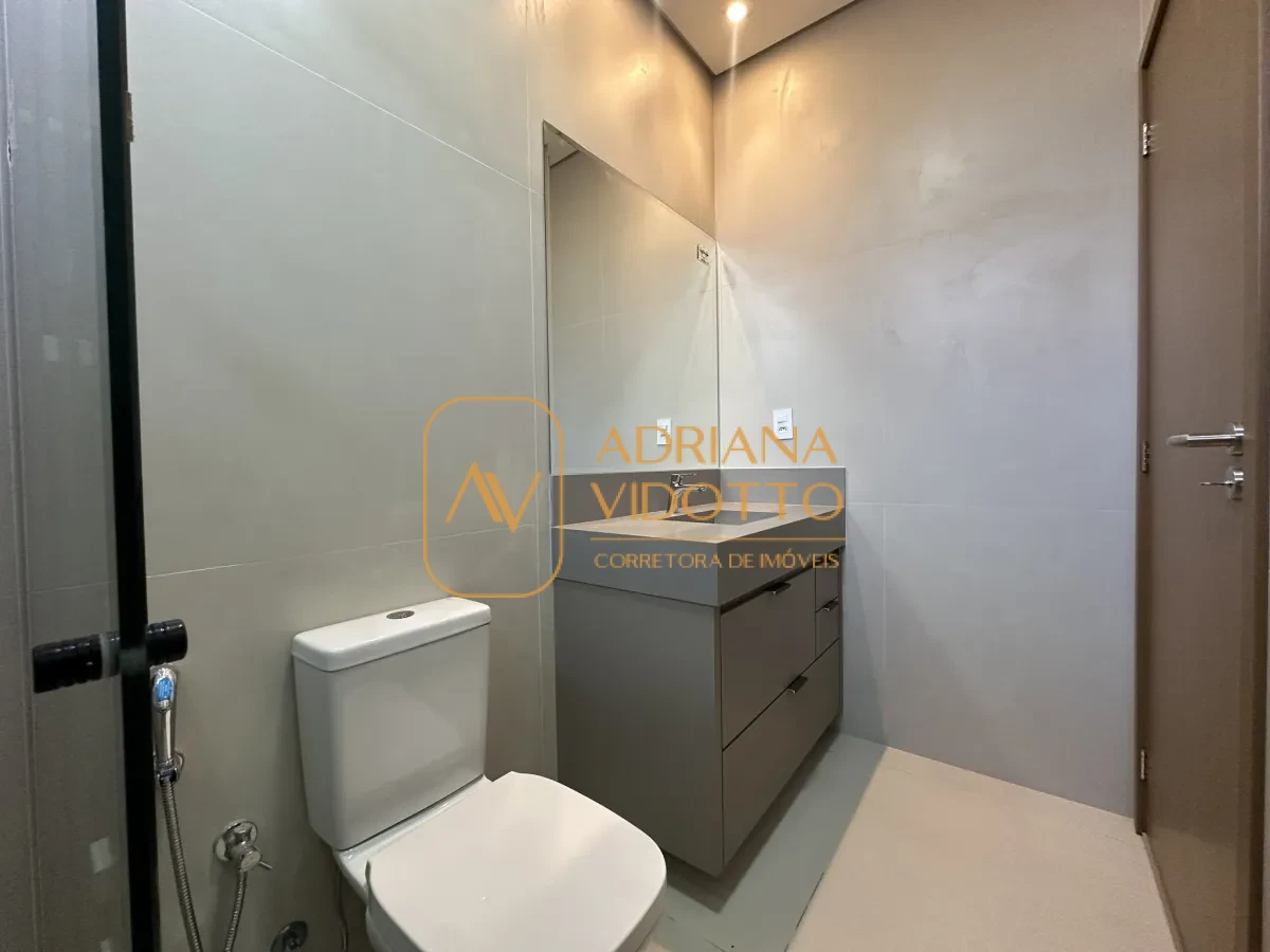 Imagem de Residência de Alto Padrão no Condomínio Quinta dos Tipuanas com 3 suítes, piscina e garagem para 3 carros coberta.