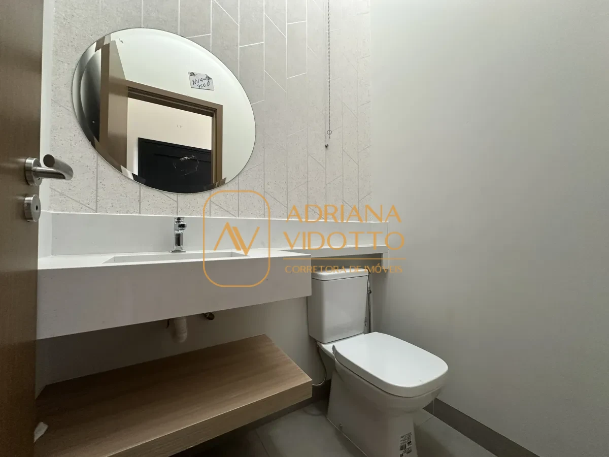 Imagem de Residência de Alto Padrão no Condomínio Quinta dos Tipuanas com 3 suítes, piscina e garagem para 3 carros coberta.