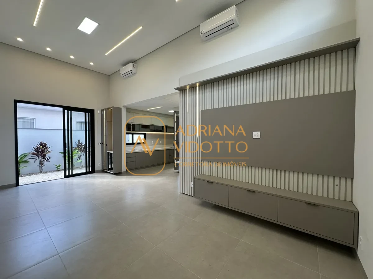 Imagem de Residência de Alto Padrão no Condomínio Quinta dos Tipuanas com 3 suítes, piscina e garagem para 3 carros coberta.