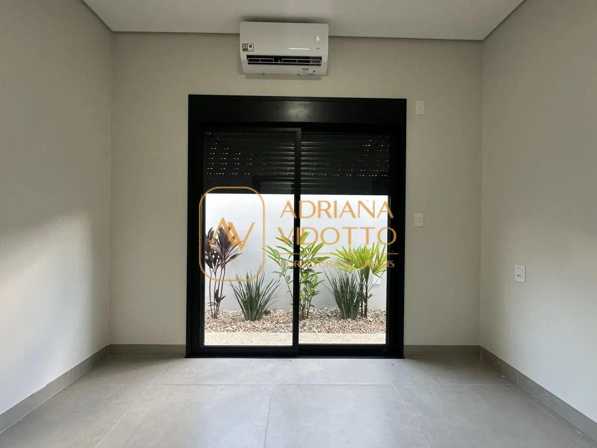 Imagem de Residência de Alto Padrão no Condomínio Quinta dos Tipuanas com 3 suítes, piscina e garagem para 3 carros coberta.