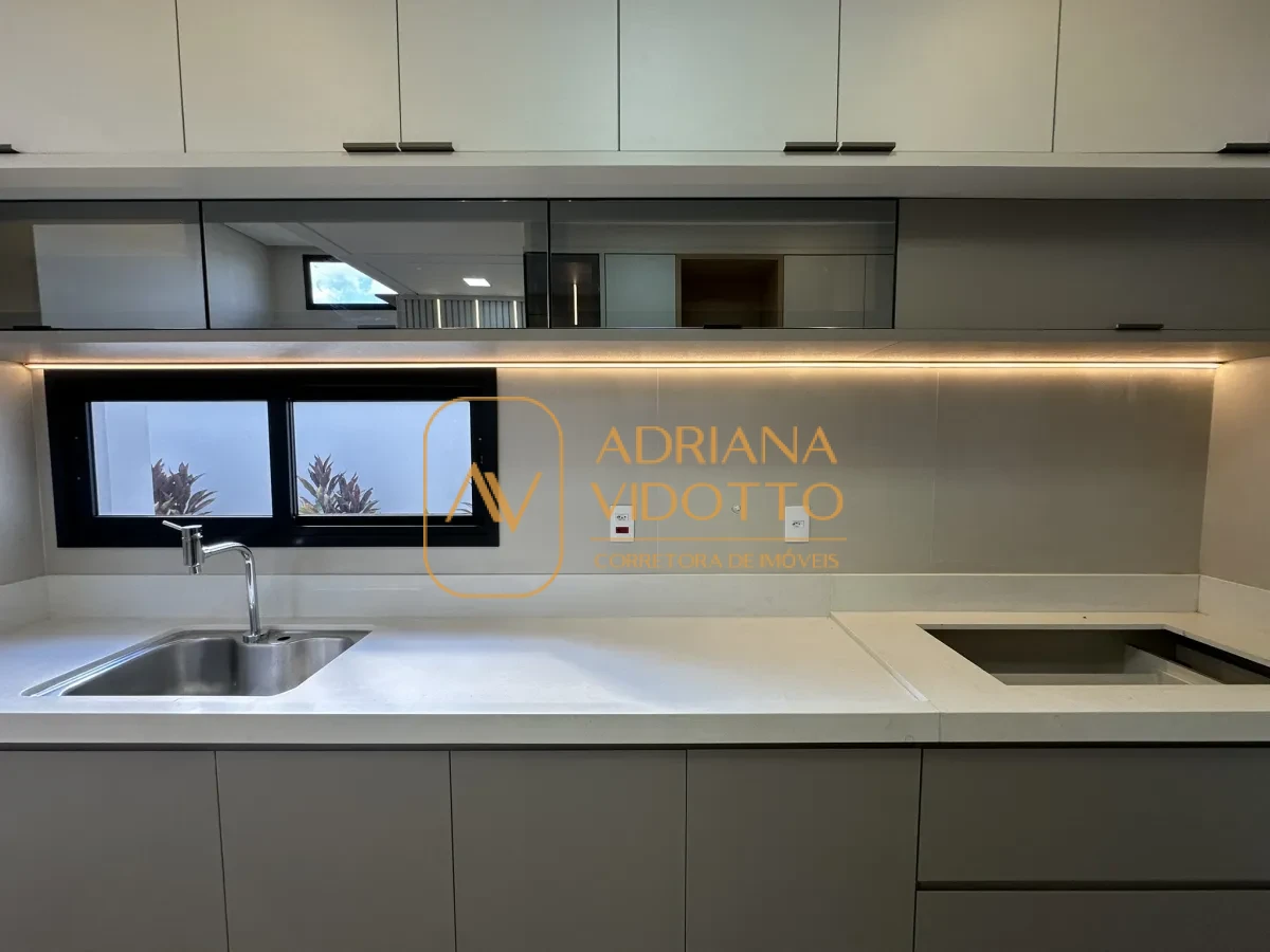 Imagem de Residência de Alto Padrão no Condomínio Quinta dos Tipuanas com 3 suítes, piscina e garagem para 3 carros coberta.