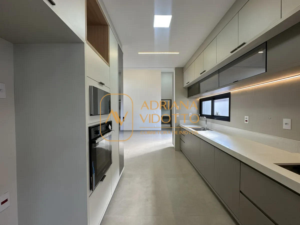 Imagem de Residência de Alto Padrão no Condomínio Quinta dos Tipuanas com 3 suítes, piscina e garagem para 3 carros coberta.