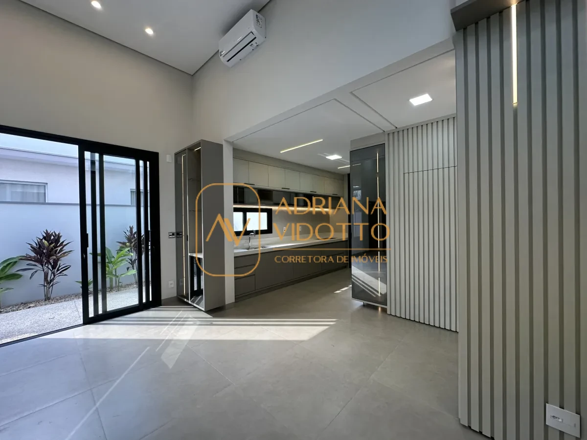 Imagem de Residência de Alto Padrão no Condomínio Quinta dos Tipuanas com 3 suítes, piscina e garagem para 3 carros coberta.