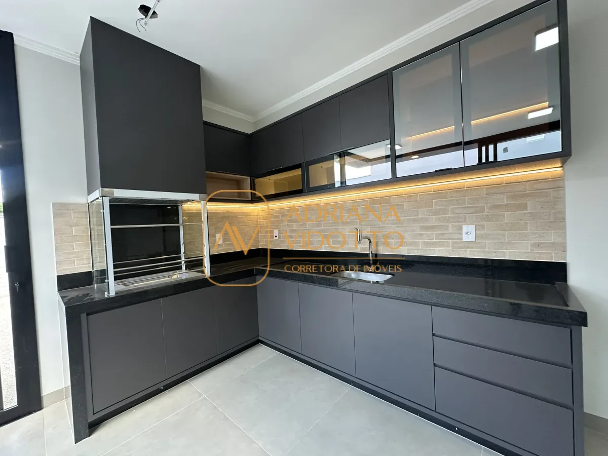 Imagem de Residência de Alto Padrão no Condomínio Quinta dos Tipuanas com 3 suítes, piscina e garagem para 3 carros coberta.