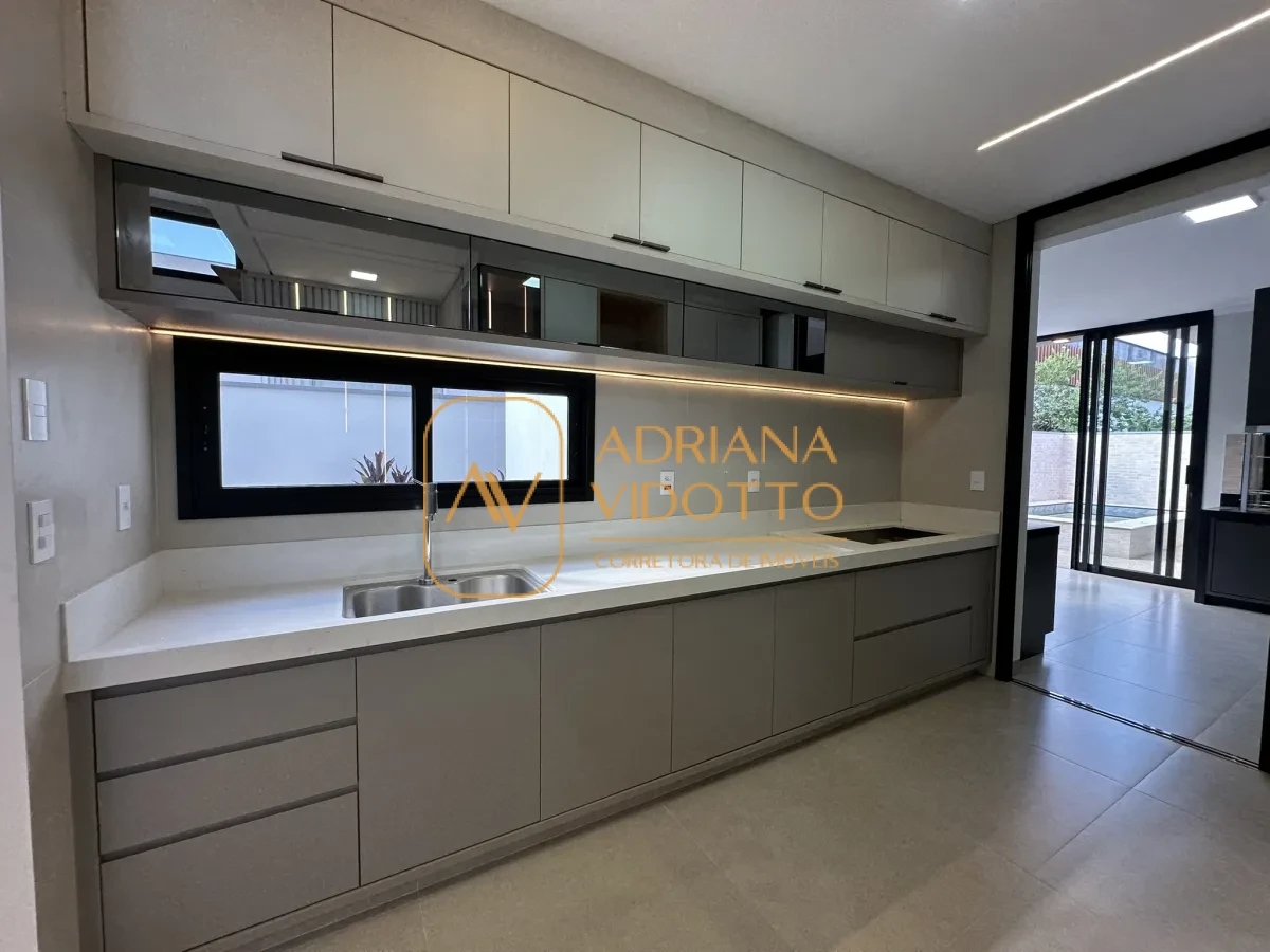 Imagem de Residência de Alto Padrão no Condomínio Quinta dos Tipuanas com 3 suítes, piscina e garagem para 3 carros coberta.