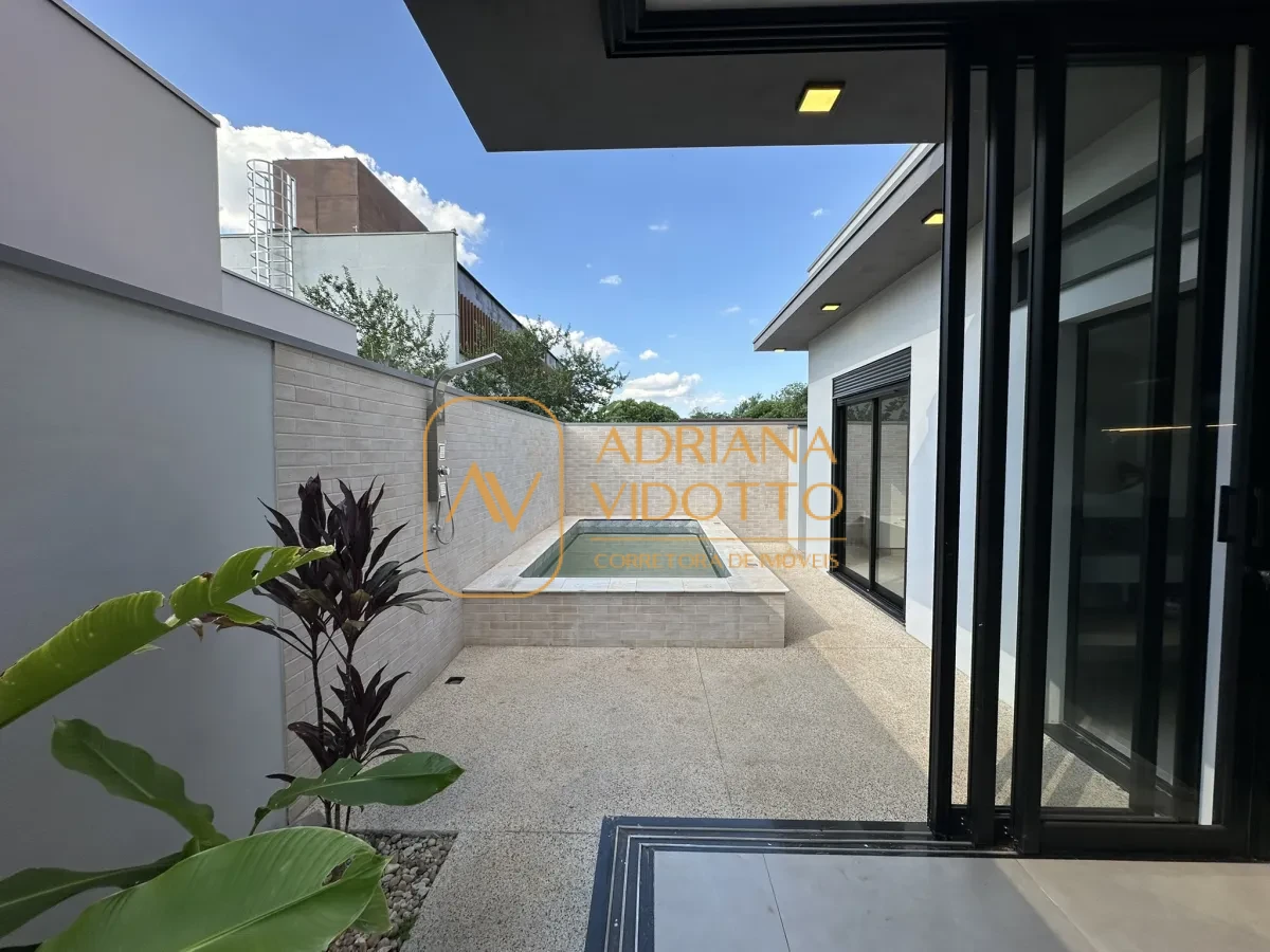 Imagem de Residência de Alto Padrão no Condomínio Quinta dos Tipuanas com 3 suítes, piscina e garagem para 3 carros coberta.