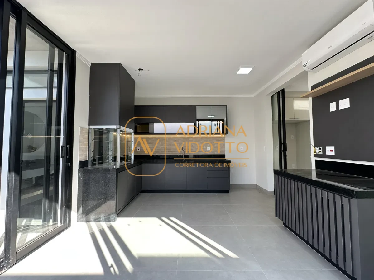 Imagem de Residência de Alto Padrão no Condomínio Quinta dos Tipuanas com 3 suítes, piscina e garagem para 3 carros coberta.