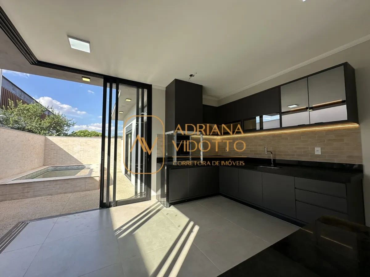 Imagem de Residência de Alto Padrão no Condomínio Quinta dos Tipuanas com 3 suítes, piscina e garagem para 3 carros coberta.