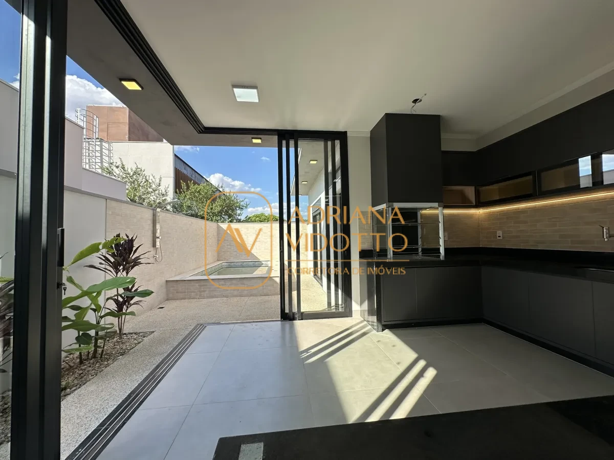 Imagem de Residência de Alto Padrão no Condomínio Quinta dos Tipuanas com 3 suítes, piscina e garagem para 3 carros coberta.