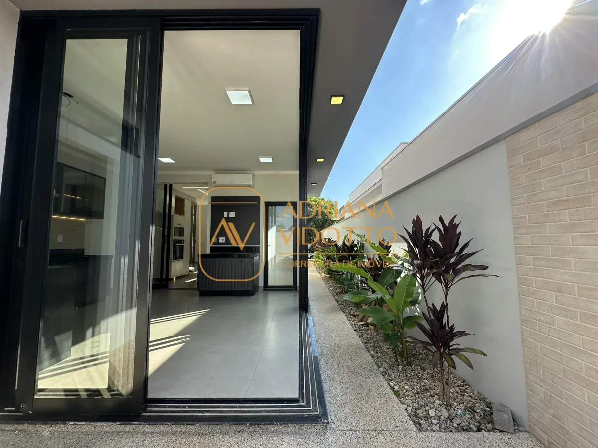 Imagem de Residência de Alto Padrão no Condomínio Quinta dos Tipuanas com 3 suítes, piscina e garagem para 3 carros coberta.