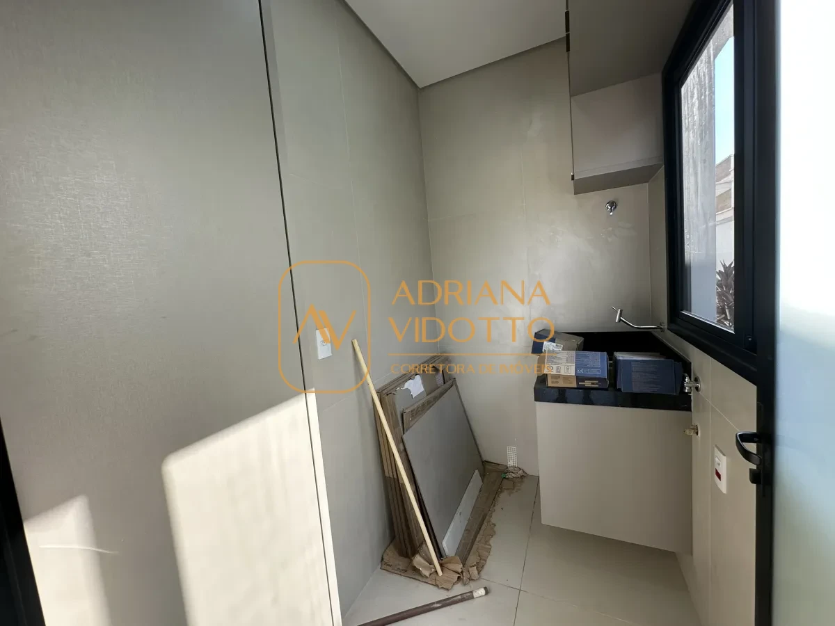 Imagem de Residência de Alto Padrão no Condomínio Quinta dos Tipuanas com 3 suítes, piscina e garagem para 3 carros coberta.