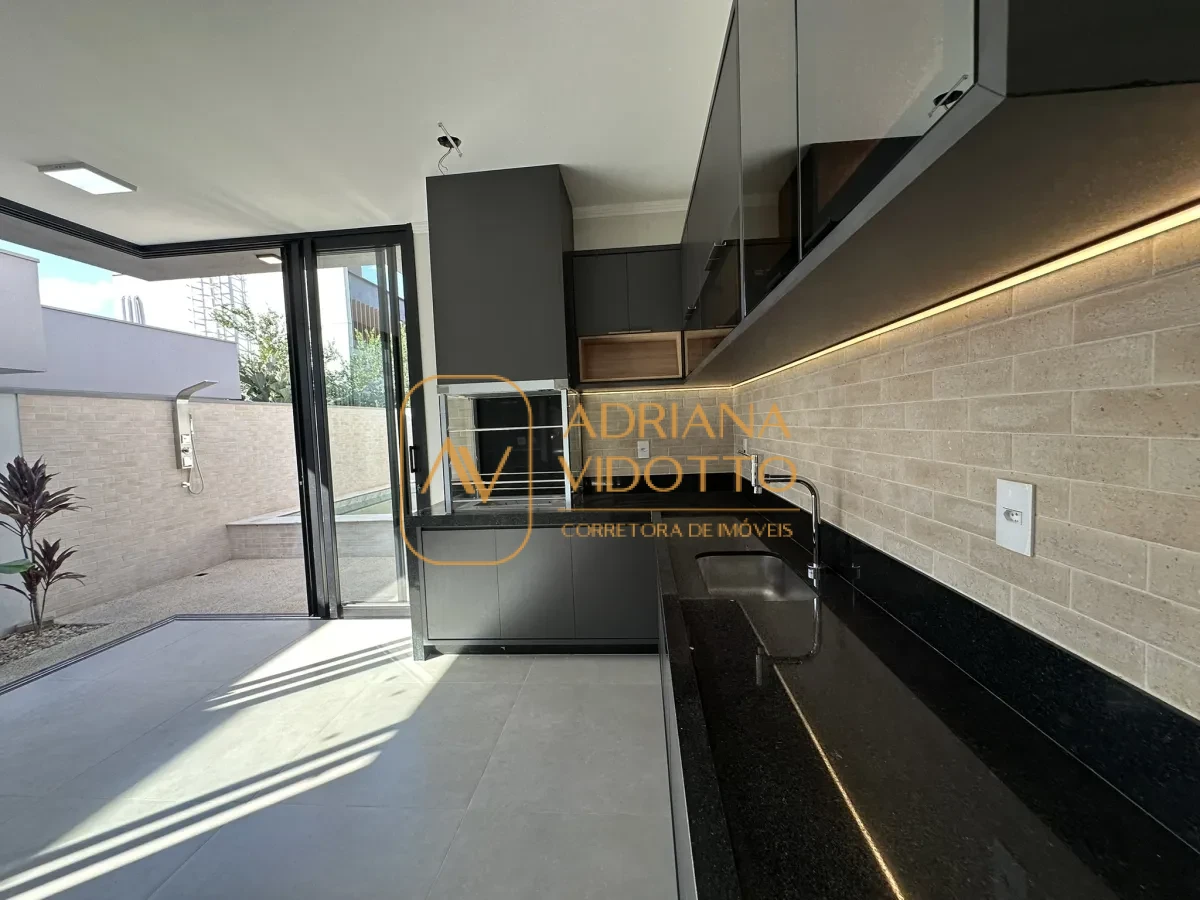 Imagem de Residência de Alto Padrão no Condomínio Quinta dos Tipuanas com 3 suítes, piscina e garagem para 3 carros coberta.