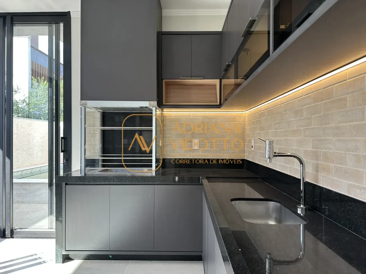 Imagem de Residência de Alto Padrão no Condomínio Quinta dos Tipuanas com 3 suítes, piscina e garagem para 3 carros coberta.