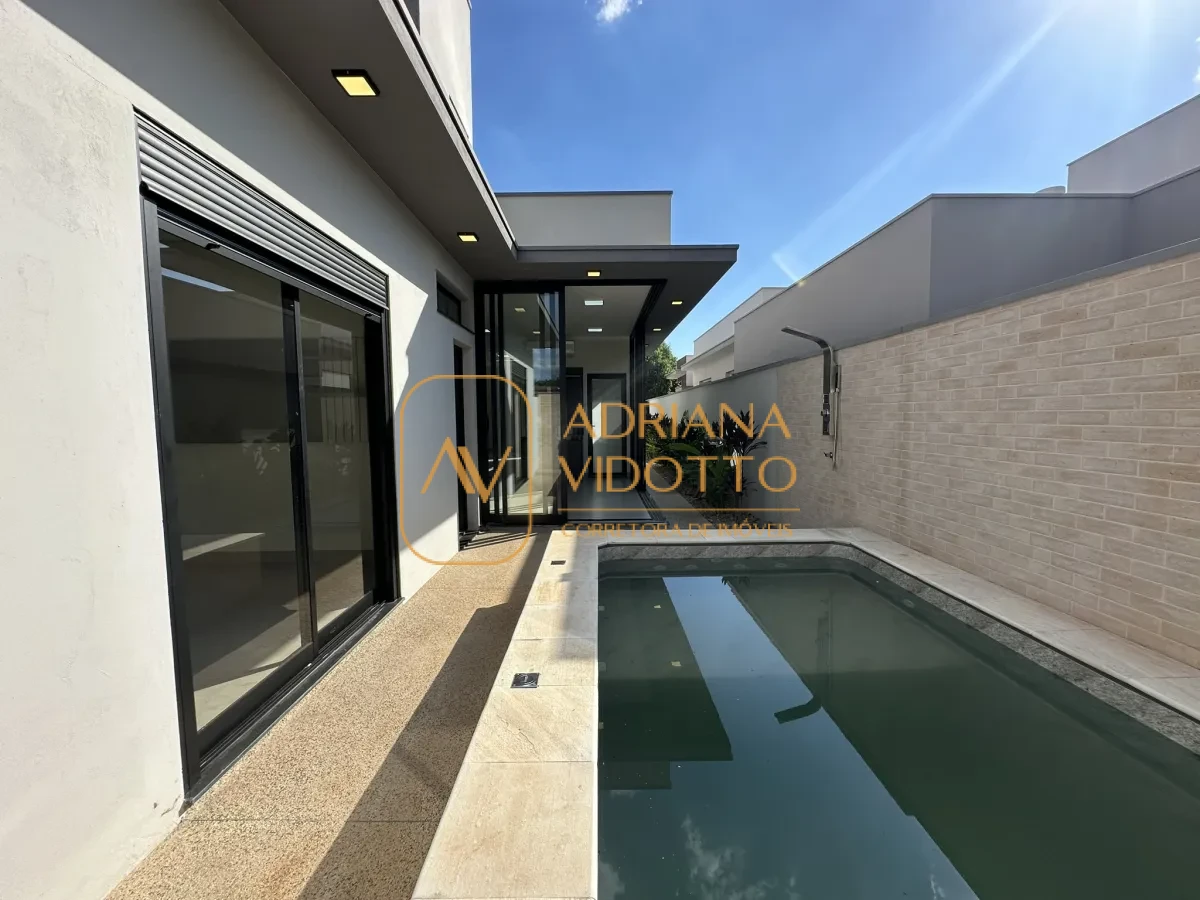 Imagem de Residência de Alto Padrão no Condomínio Quinta dos Tipuanas com 3 suítes, piscina e garagem para 3 carros coberta.