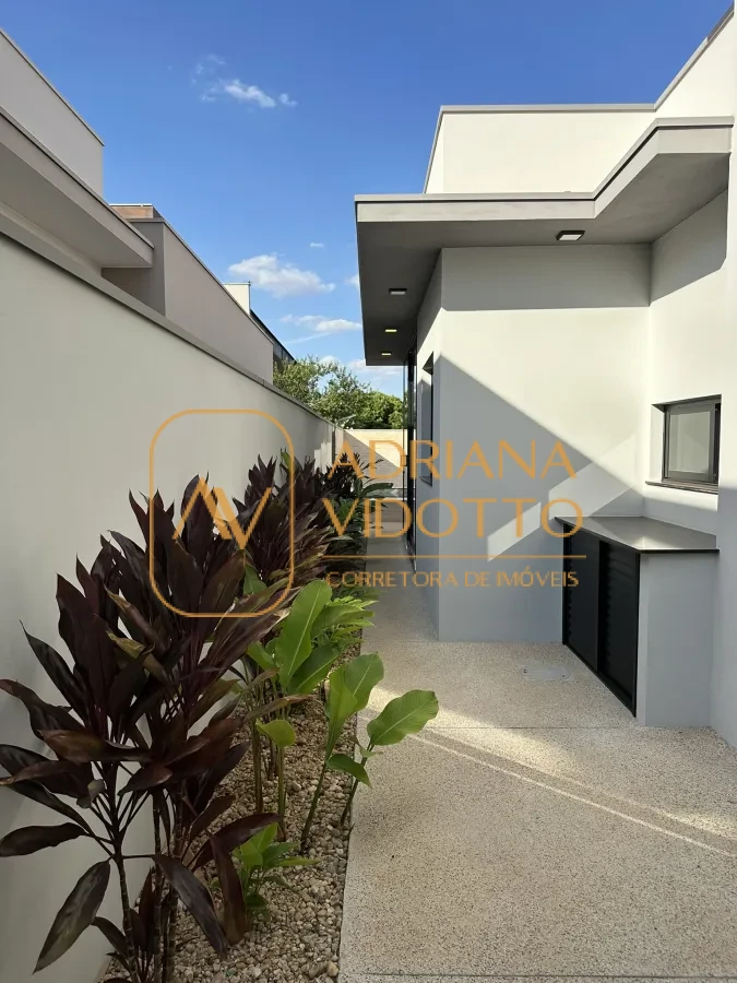 Imagem de Residência de Alto Padrão no Condomínio Quinta dos Tipuanas com 3 suítes, piscina e garagem para 3 carros coberta.