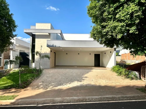 Imagem de Residência de Alto Padrão no Condomínio Quinta dos Tipuanas com 3 suítes, piscina e garagem para 3 carros coberta.