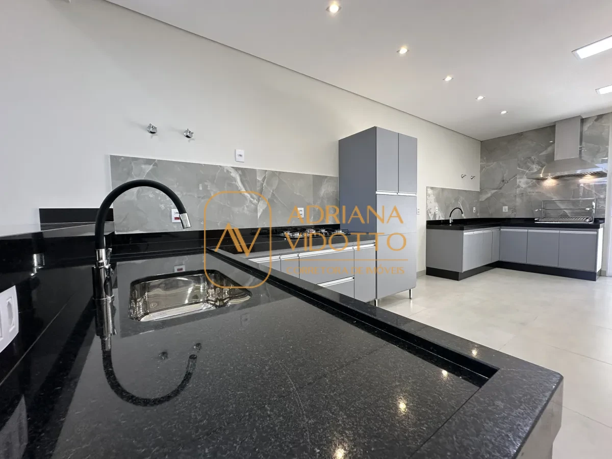 Imagem de CASA A VENDA EM CONDOMÍNIO TIVOLLI COM 3 QUARTOS, SENDO 1 SUÍTE E QUINTAL