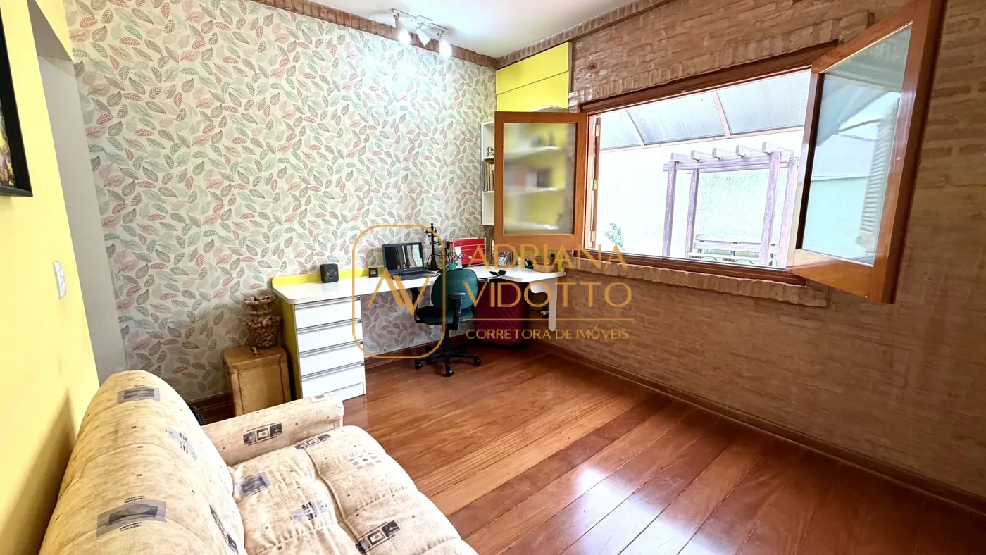 Imagem de SOBRADO A VENDA EM CONDOMÍNIO FLAMBOYANTS COM 2 SUITES TERREAS, MAIS 2 QUARTOS EM CIMA E QUINTAL GRAMADO