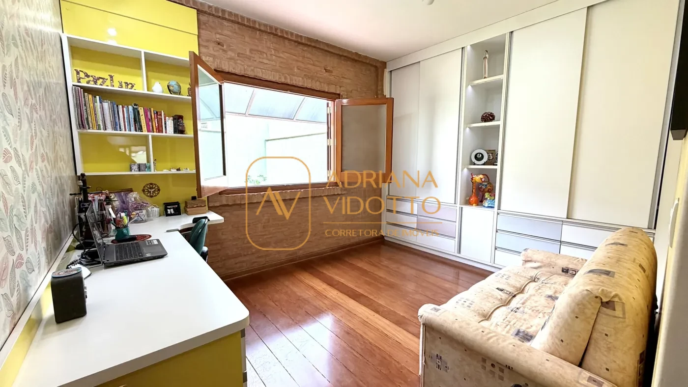 Imagem de SOBRADO A VENDA EM CONDOMÍNIO FLAMBOYANTS COM 2 SUITES TERREAS, MAIS 2 QUARTOS EM CIMA E QUINTAL GRAMADO